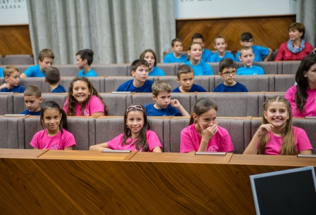 Székesfehérvár legmobilisabb kisdiákjai jártak szerdán a Városházán